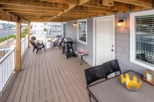 Recently Renovated LBI Apt with Deck on Beach Block!的阳台或露台