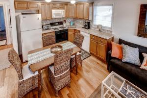 Recently Renovated LBI Apt with Deck on Beach Block!的厨房或小厨房