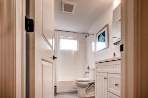 Recently Renovated LBI Apt with Deck on Beach Block!的一间浴室