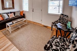 Recently Renovated LBI Apt with Deck on Beach Block!的休息区
