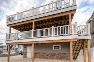 Recently Renovated LBI Apt with Deck on Beach Block!的阳台或露台