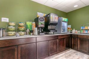 a coffee shop with a counter with a coffee machine at Quality Inn in Cape Girardeau