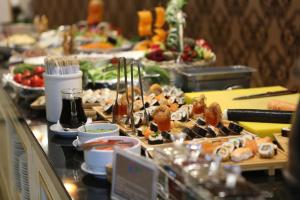 una linea a buffet con sushi e altri prodotti alimentari di Khazri a Baku