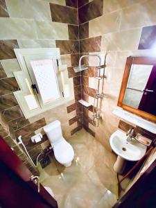 TheCastle Hotel في دهب: حمام مع حوض ومرحاض ومرآة