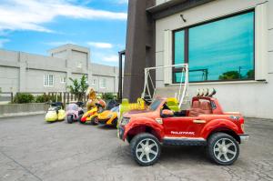 a row of toy trucks parked next to a building at 宜人生活溜滑梯親子民宿 Easylife B&B in Dongshan