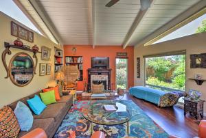 Imagen de la galería de Converted Barn in Sebastopol with Private Patio!, en Sebastopol