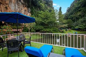 patio con tavolo, sedie e ombrellone di Sunway Lost World Hotel a Ipoh