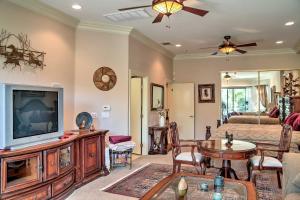 Televisyen dan/atau pusat hiburan di Palm Springs Golf Course Home Private Pool and Spa!
