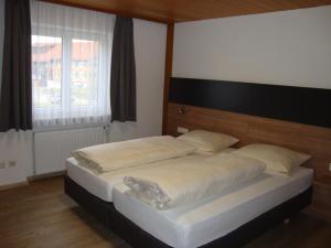 Кровать или кровати в номере Ferienwohnungen Weixler Schindelberg