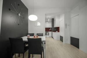 Picasso - Local Rentss في سان سيباستيان: مطبخ وغرفة طعام مع طاولة وكراسي