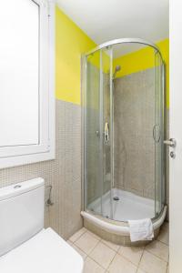 baño con ducha y puerta de cristal en Bergara - Local Rentss, en San Sebastián