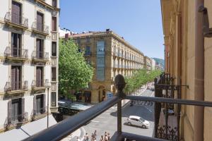 サン・セバスティアンにあるSan Martin 2 - Local Rentssのバルコニーから市街の景色を望めます。