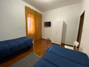 un soggiorno con divano blu e TV di Campobasso 30E a Campobasso