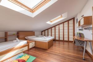 een kamer met 2 bedden en een dakraam bij Balea Dúplex - Local Rentss in Orio