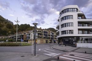 un edificio con una luz de la calle delante de él en Balea 2 - Local Rentss, en Orio