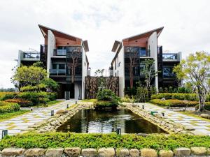 un edificio con un laghetto di fronte di Kenting Gala Vineyard a Nanwan