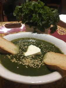 een kom soep met brood en kaas op een tafel bij Palazzetto Ardi in Torri di Confine