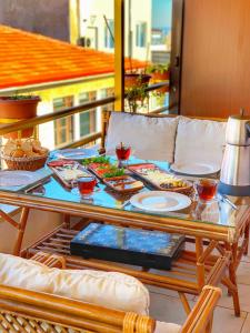 une table avec des assiettes de nourriture sur un balcon dans l'établissement The First Ottoman Suites, à Istanbul