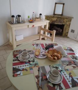 una mesa con un plato de pan y una cesta de comida en Lo de Pablo en Vicente López