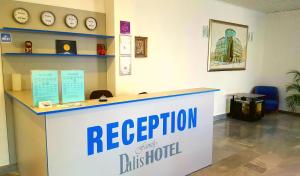 una reception in una stanza con orologi appesi al muro di Family Hotel Dalis a Sofia