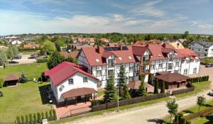 una vista aérea de una gran casa con techos rojos en Michałek w Rowach, en Rowy
