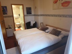 Postel nebo postele na pokoji v ubytování Hotel Eigelstein