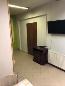 een kamer met een flatscreen-tv aan de muur bij Apartament dla 4 osób in Dęblin