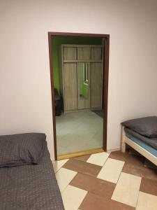 um espelho num quarto com uma cama e um quarto em Apartament dla 4 osób em Deblin