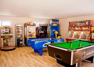 een speelkamer met pooltafels en speelautomaten bij Stunning Home In Axminster W- in Axminster