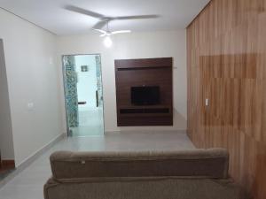 TV a/nebo společenská místnost v ubytování Casa com Piscina e Churrasqueira e excelente Localização em Piuma