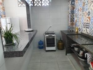 Kuchyň nebo kuchyňský kout v ubytování Casa com Piscina e Churrasqueira e excelente Localização em Piuma