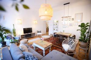 Televízia a/alebo spoločenská miestnosť v ubytovaní Villa Inda Rooms