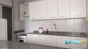 A kitchen or kitchenette at Apto no Universitário Ed. Mr. Teneriff 310