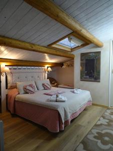 een slaapkamer met een groot bed op zolder bij B&B Vinci in Noto