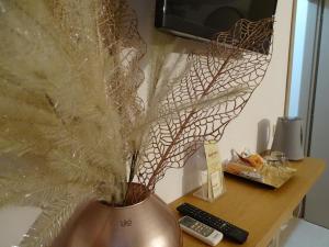 a vase with feathers in it sitting on a desk at B&B Vinci in Noto