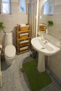 Un baño con lavabo, inodoro y bañera. en Maritza Apartment, en Plovdiv