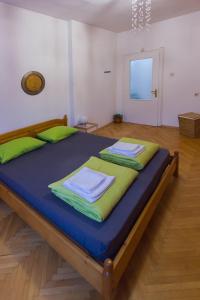 1 cama grande con sábanas verdes y azules en una habitación en Maritza Apartment, en Plovdiv