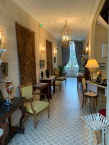 a living room with chairs and tables and a couch at Victoria Arromanches B&B in Tracy-sur-Mer