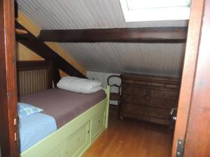 Dormitorio pequeño con cama y vestidor en le chant des oiseaux, en Craponne-sur-Arzon