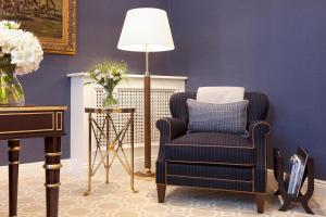 Sala de estar azul con silla y lámpara en Trump Turnberry en Turnberry
