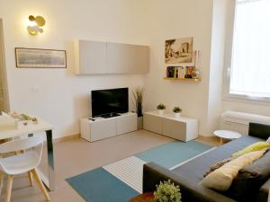 sala de estar con sofá y TV en Modern Apartment 5 Minutes from Florence's Historic Center, en Florencia