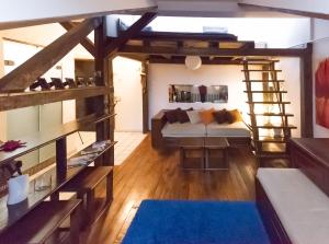 ein Wohnzimmer mit einem Bett und einer Leiter in der Unterkunft Mini Apartment Best Rest in Plowdiw