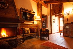 A television and/or entertainment center at Au Coeur Des Neiges & SPA