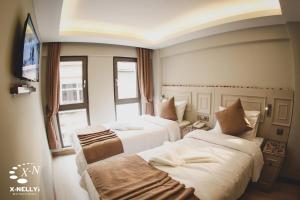 Postel nebo postele na pokoji v ubytování X-NELLYİ HOTEL