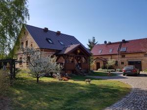 a house with a gambrel roof in the yard at Ferienhaus auf dem Hof Lechner in Drieschnitz