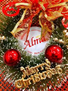 Un albero di Natale con sopra ornamenti rossi. di Garni hotel Alma a Pirot