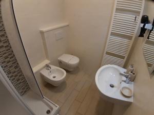 ein Bad mit einem WC und einem Waschbecken in der Unterkunft Agriturismo La Semente in Spello