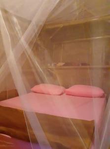 Postel nebo postele na pokoji v ubytování Bamboo Bungalow Baan Tai Phangan