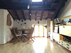 een keuken met een tafel en stoelen in een kamer bij Ampio e luminoso appartamento a 2 passi da Pavia in Cava Manara