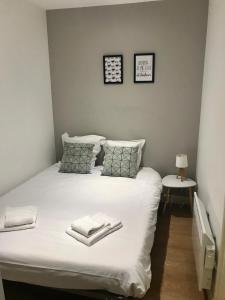 um quarto com uma cama com toalhas em Résidence 7ème Art - T2 Meublés - centre ville em Agen